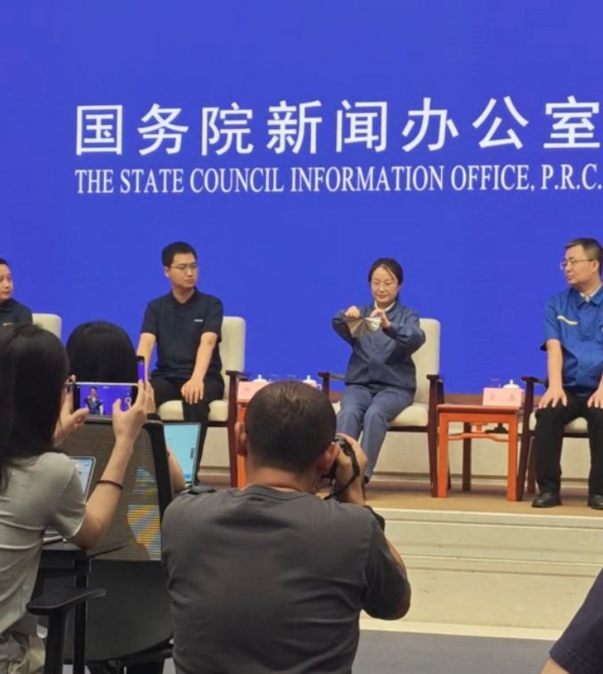 先进材料登上国新办发布会 研发团队现场“撕钢”